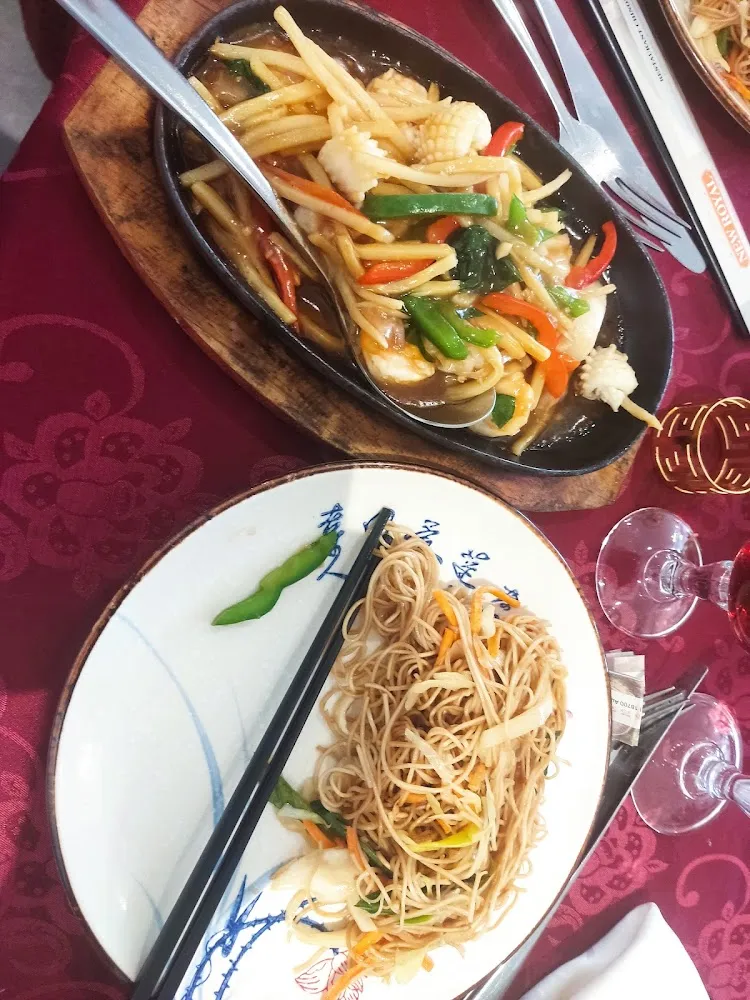 Fruits de Mer Sur Plaque Chauffante Et Nouilles Sautées